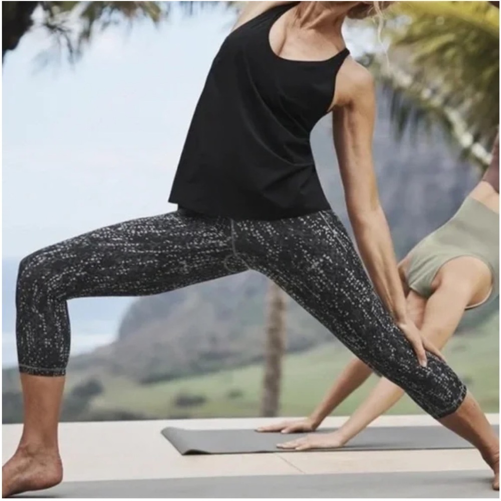 Athleta Salutation ll Stash Pocket Capri Leggings 
Size M